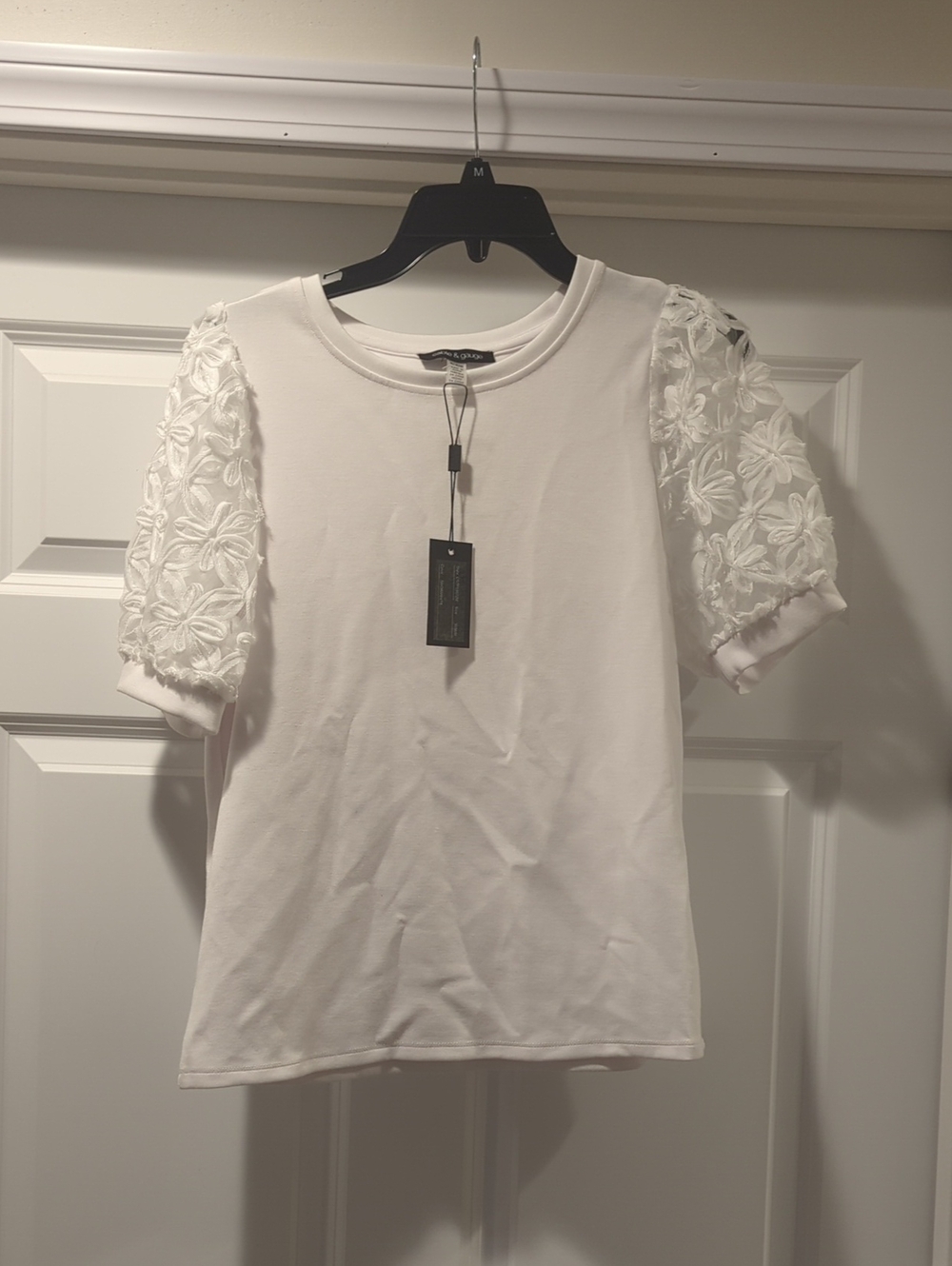 Cable & Gauge White Floral Appliqué Short Sleeve Top